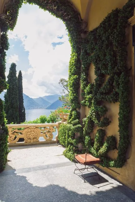 Arcade végétalisée avec chaise offrant vue sur le lac de Lac come