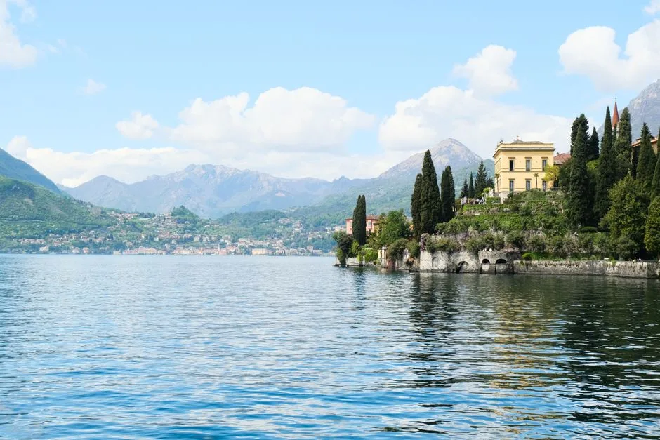 Villa baroque sur promontoire au bord du Lac come, montagnes en arrière-plan