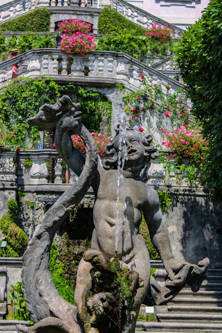 Brunnenstatue vor den blühenden Terrassen der Gärten des Lac Come
