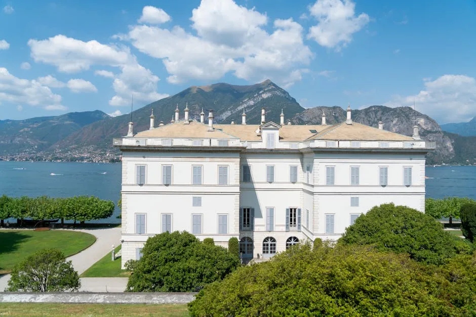 Weisse Villa und Gärten mit Panoramablick auf den Lac Come