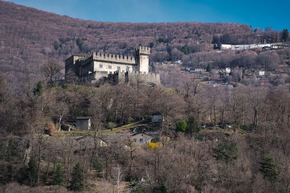 Mittelalterliche Burg auf Hügel über dem Comer See, kahle Bäume