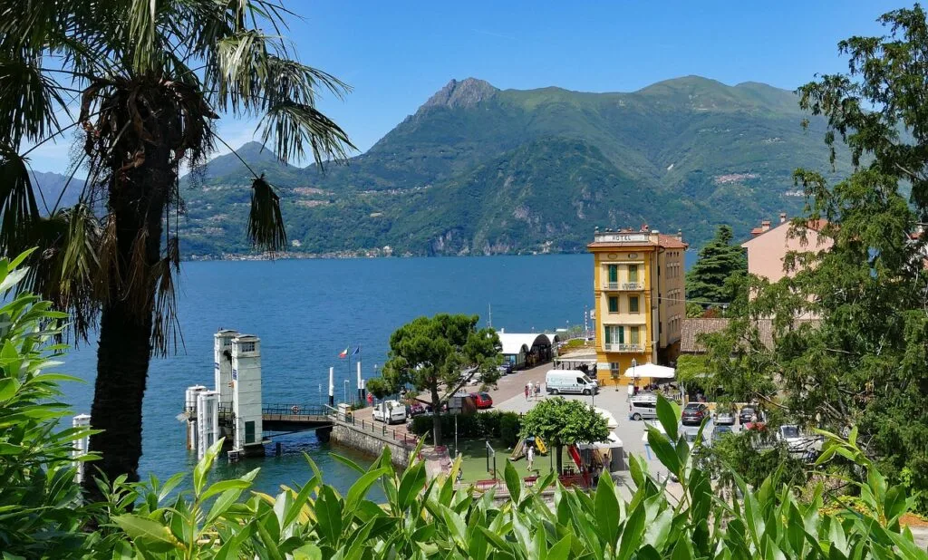 Abendlicher Spaziergang an der Uferpromenade von Varenna mit Hafenlichtern