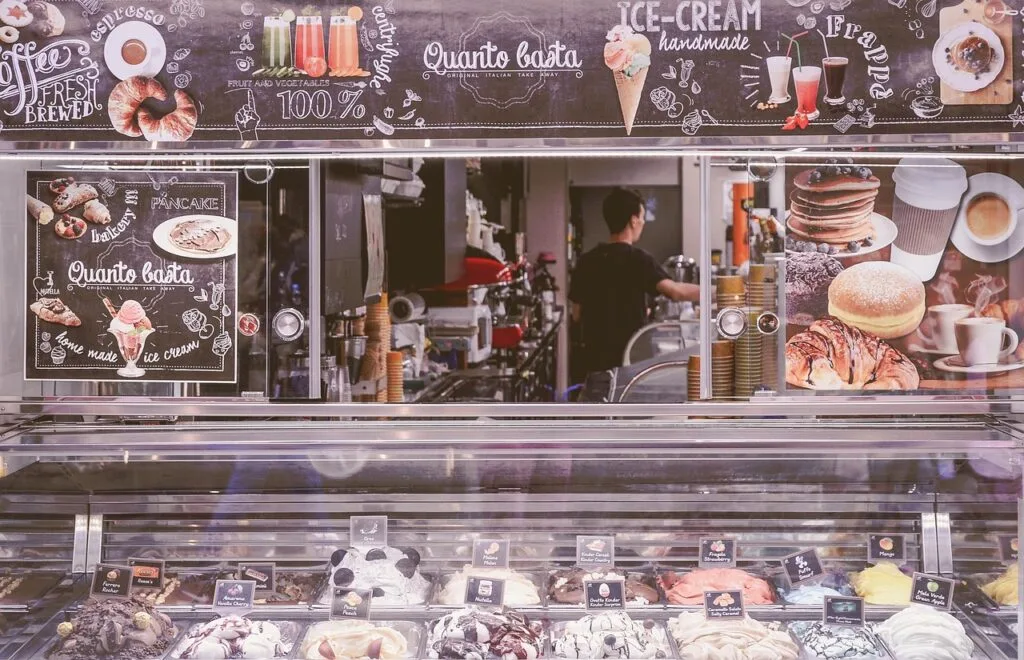 Eisvitrine mit vielen Sorten in Café am Comer See