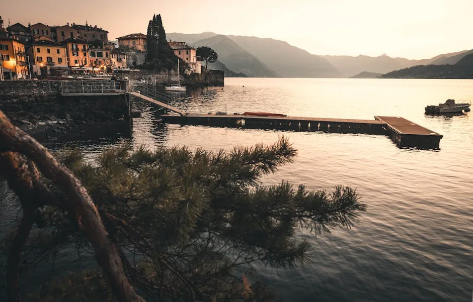 Sonnenuntergang über dem Comer See an der Uferpromenade von Varenna