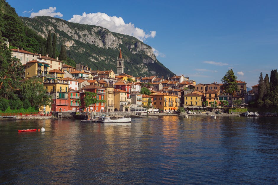 Maisons colorées ensoleillées au bord du lac près de Lac come