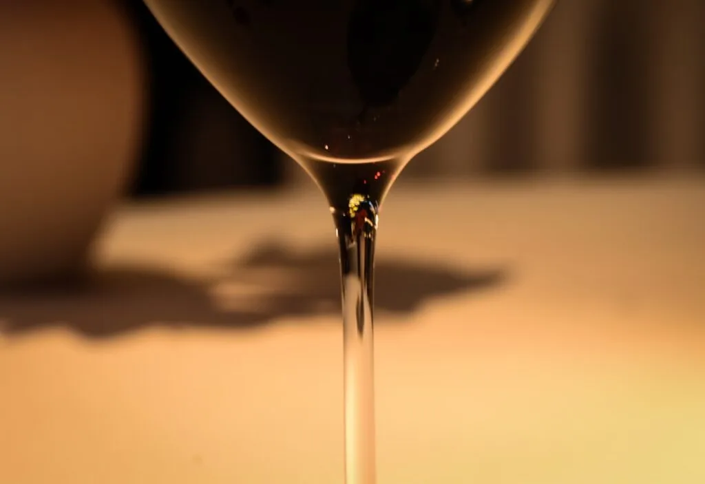 Gros plan artistique sur la tige d'un verre à vin.