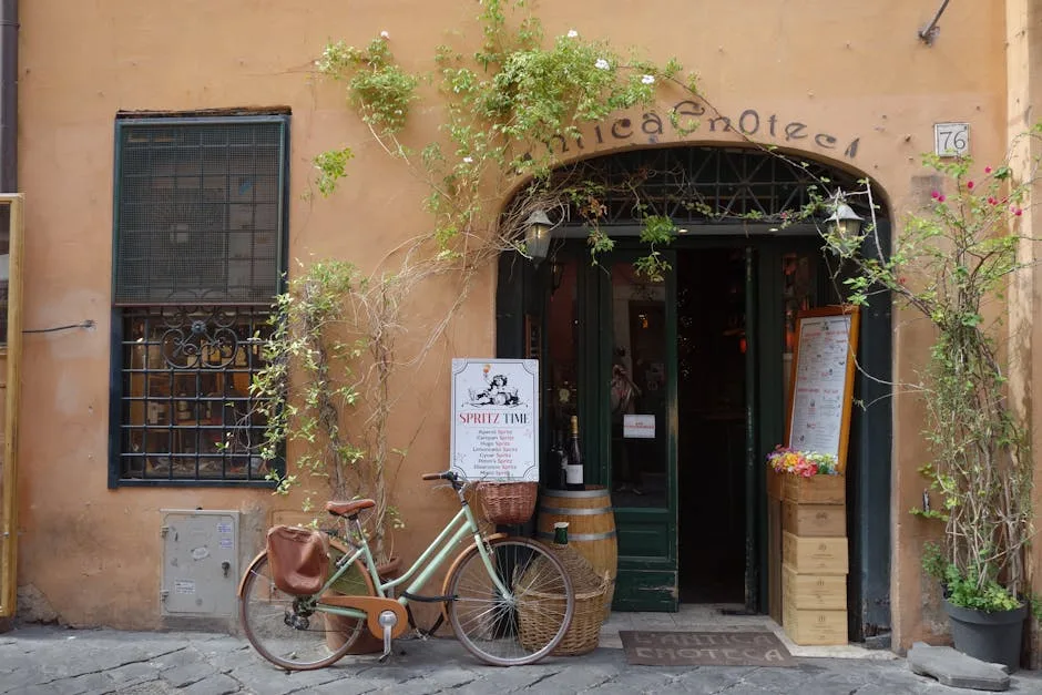 Façade d'une enoteca avec vélo appuyé devant, rue de San Gimignano