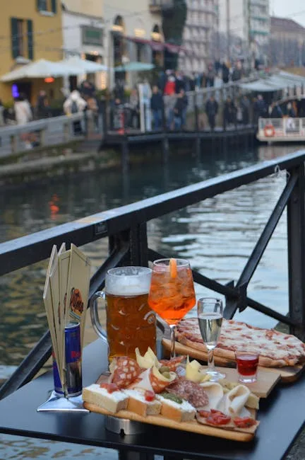 Table au bord d'un canal avec planche de charcuterie et boissons