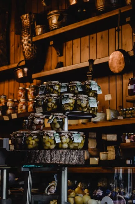 Pots de conserves maison alignés sur présentoir dans une boutique de San Gimignano.