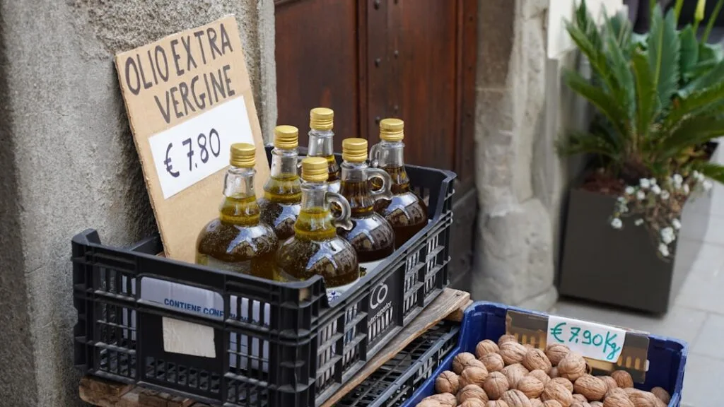 Bouteilles d'huile d'olive extra vierge et caisses de noix à San Gimignano
