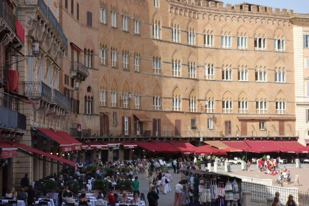 Place del Campo à Sienne, terrasses rouges et foule de visiteurs