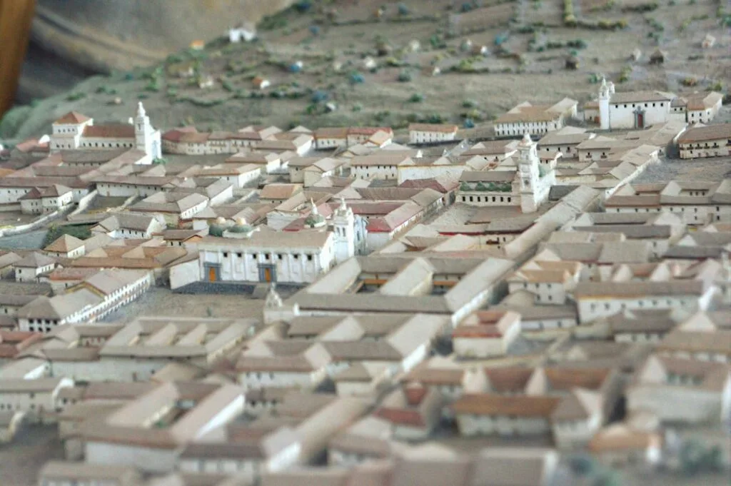 Maquette détaillée montrant l'agencement urbain historique de San Gimignano