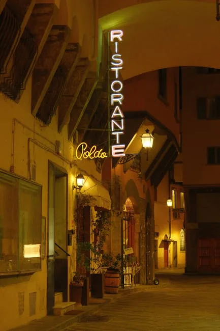 Rue nocturne de San Gimignano éclairée par une enseigne 'Ristorante' néon