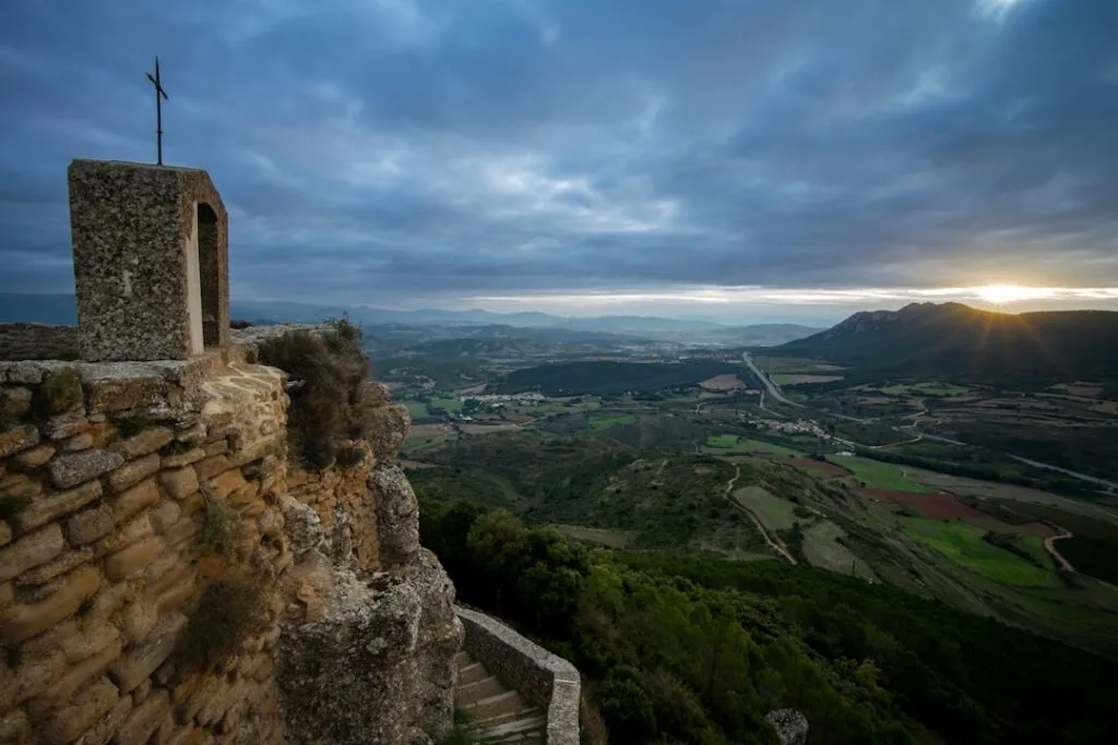 Belvédère en pierre avec croix dominant les collines près de San Gimignano au coucher