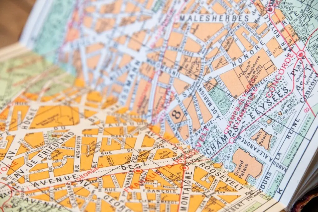 Carte routière pliée montrant quartiers et rues détaillées en couleurs.
