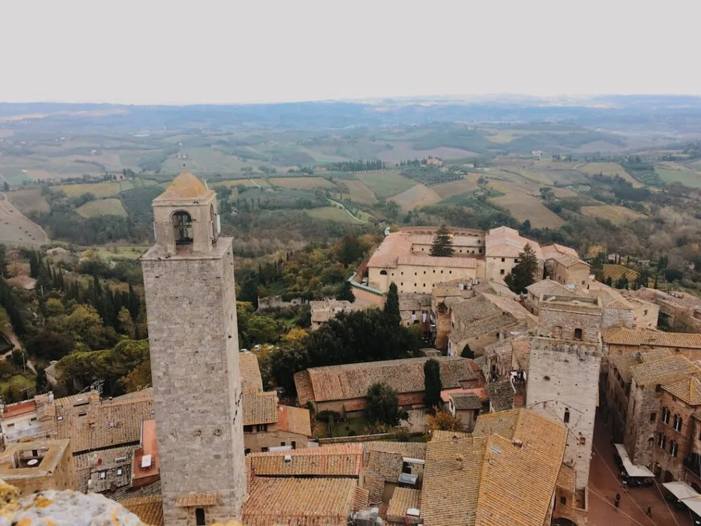 Vue plongeante sur une tour et toits de San Gimignano