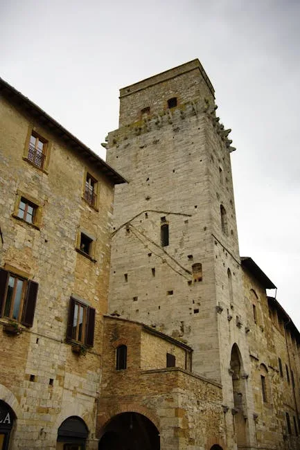 Tour médiévale en pierre et bâtiments historiques à San Gimignano.