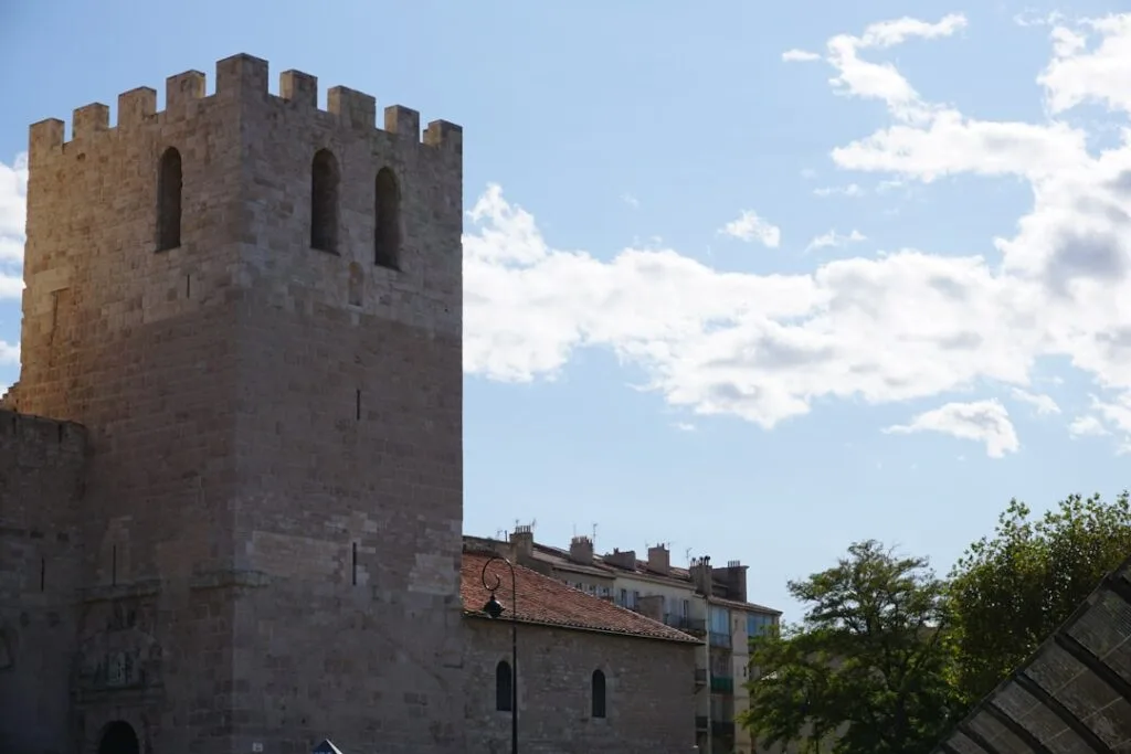 Tour fortifiée crénelée s'élevant près des toits, vue à San Gimignano