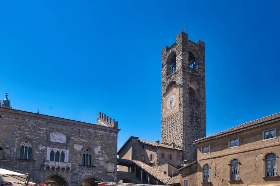 Campanile avec horloge s'élevant sur la place de San Gimignano
