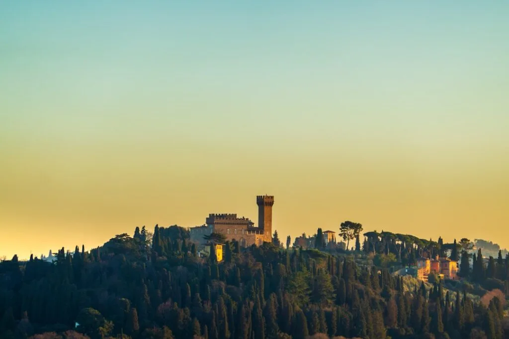 Vue lointaine d'une tour médiévale dominant les collines de San Gimignano