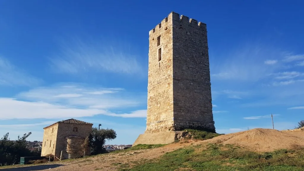 Tour carrée en pierre sur une colline près de San Gimignano