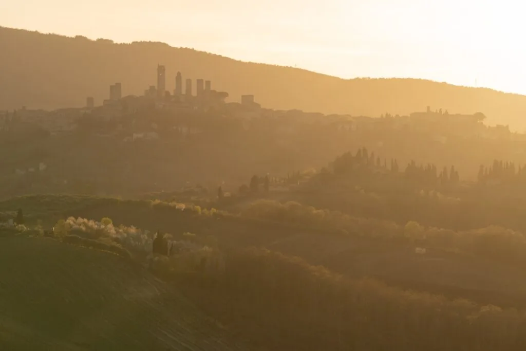 Silhouette des tours de San Gimignano au coucher de soleil doré
