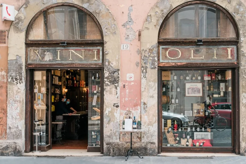 Façade d'une boutique VINI et OLI vendant vins et huiles à San Gimignano.