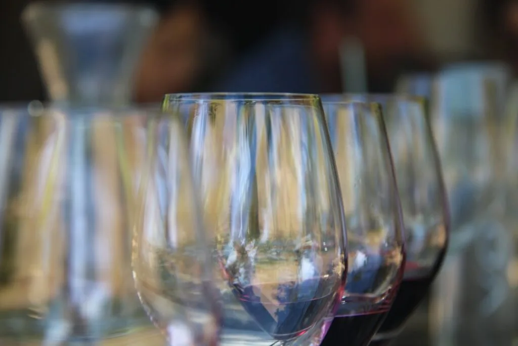 Verres de dégustation alignés avec traces de vin rouge lors d'une cave de San Gimignano