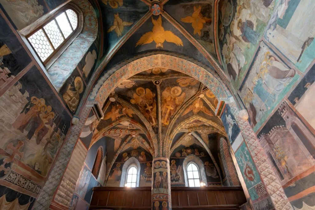 Voûte décorée et fresques colorées à l'intérieur d'une église de San Gimignano