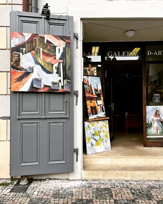 Vitrine d'une galerie d'art à San Gimignano, peintures exposées sur la porte