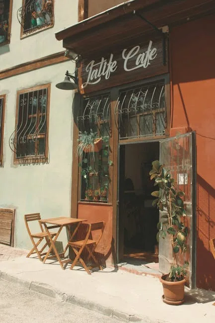 Façade d'un café avec terrasse et plante en pot à San Gimignano