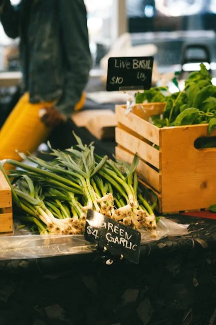 Marktkramen met groene knoflook en basilicum in kisten