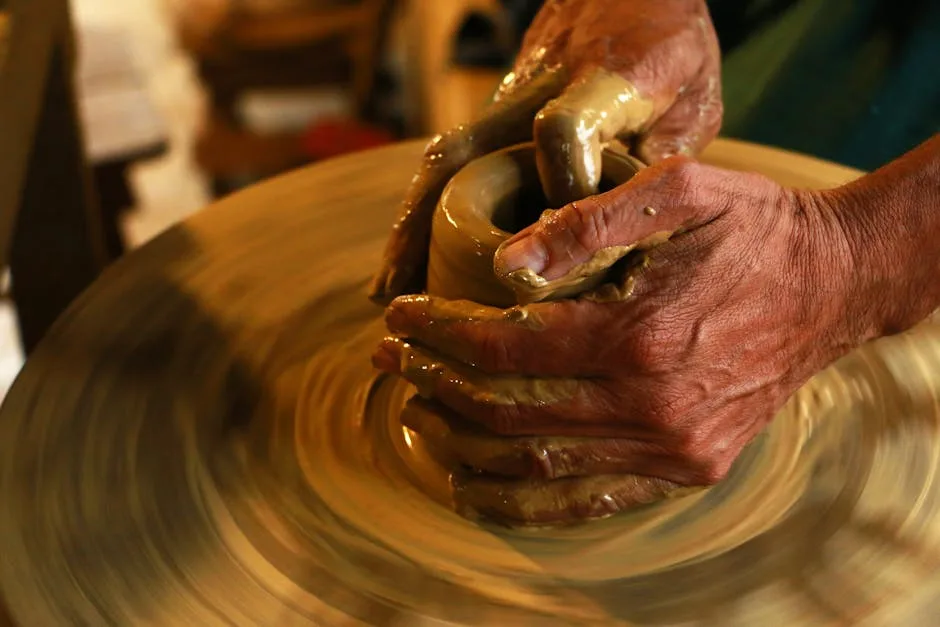 Handen van pottenbakker in San Gimignano vormen klei op draaischijf