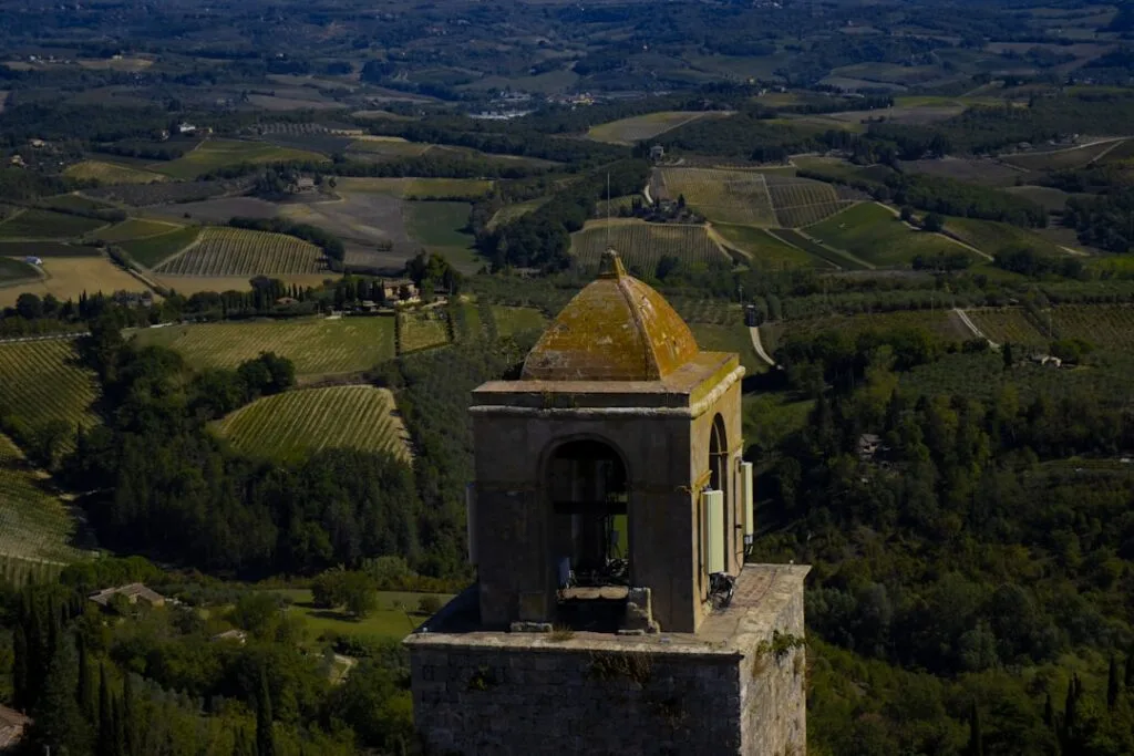 Clocheton sur tour avec panorama des collines toscanes autour de San Gimignano