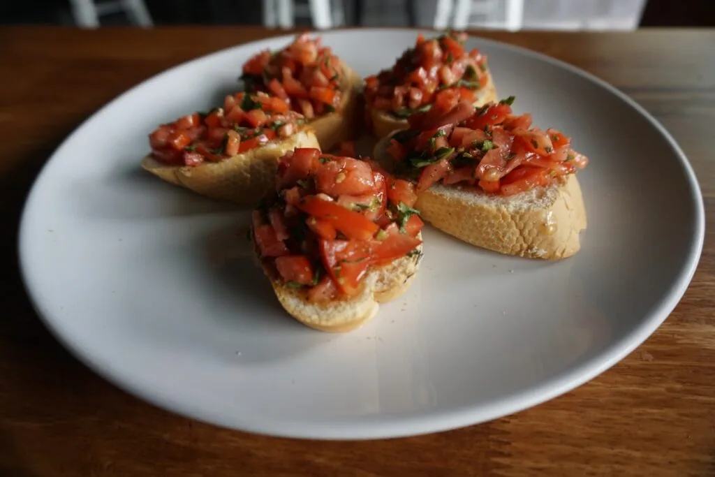 Bruschette tomate basilic servies comme tapas à San Gimignano