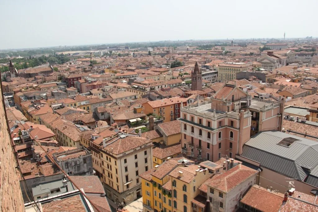 Vue aérienne de toits en tuiles rouges d'une ville italienne