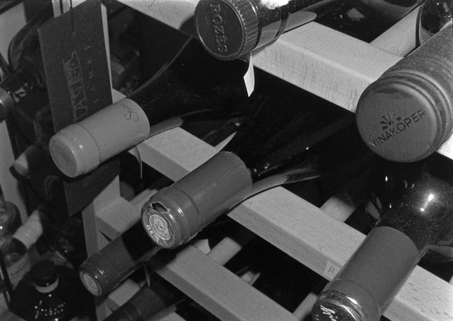 Bouteilles de vin couchées dans un casier en bois de cave