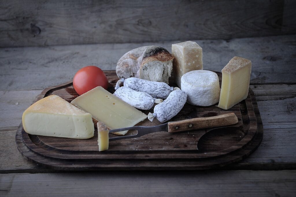 Tagliere con formaggi, salumi e pane rustico, tipico delle trattorie di San Gimignano