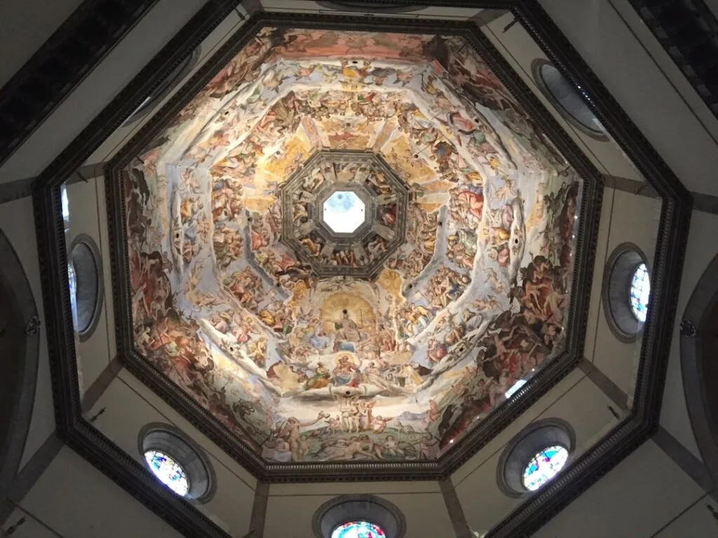 Octagonale koepel met uitgebreide fresco's en glasramen in San Gimignano