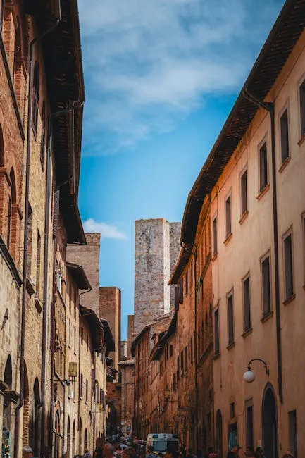 Nauw straatje in San Gimignano omzoomd door huizen en torens