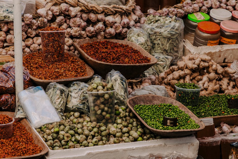 Marktstand mit Knoblauchzehen, Gewürzen und getrockneten Kräutern