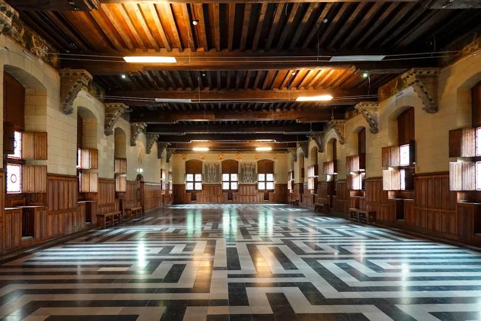 Grote binnenzaal in San Gimignano met houten plafond en geometrische marmeren vloer