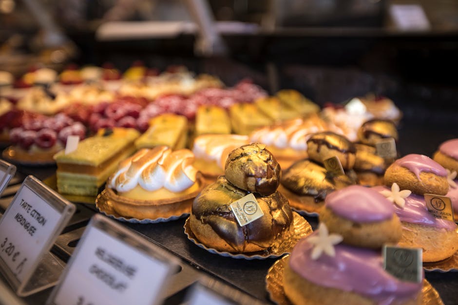 Primo piano di pasticcini assortiti con meringa ed etichette a San Gimignano