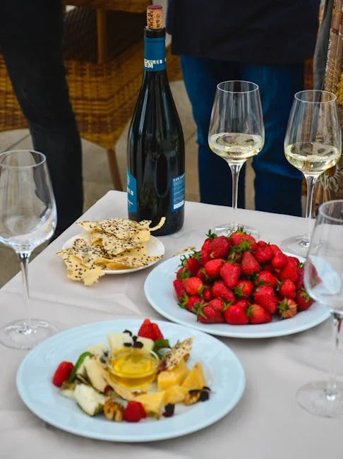 Dégustation à San Gimignano : fraises, fromages et verres de vin
