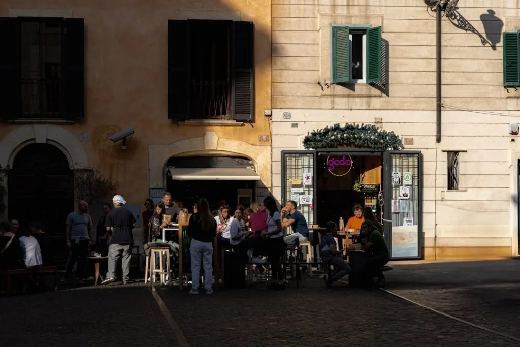 Piazza della Cisterna bij namiddaglicht met cafés
