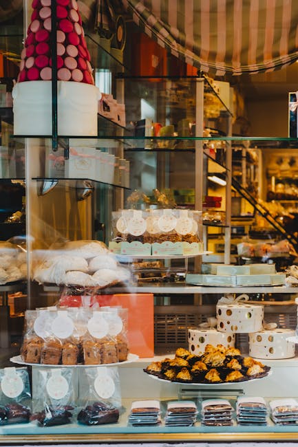 Vetrina con paste confezionate e torre di macaron a San Gimignano