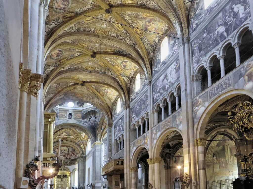 Prächtig bemalte Gewölbedecke und Arkaden im Dom von San Gimignano