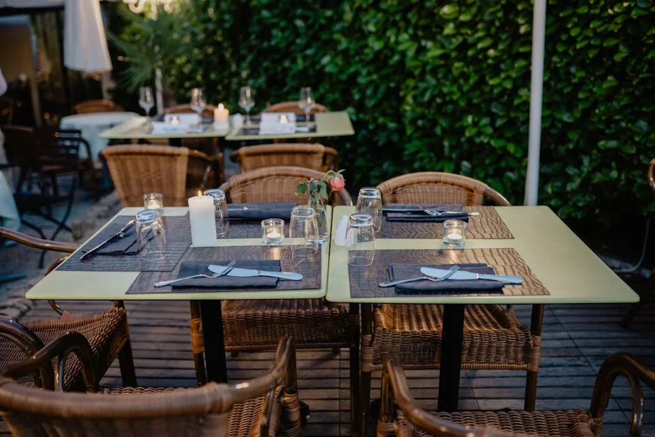 Table de dîner romantique à San Gimignano, bougies allumées sur terrasse