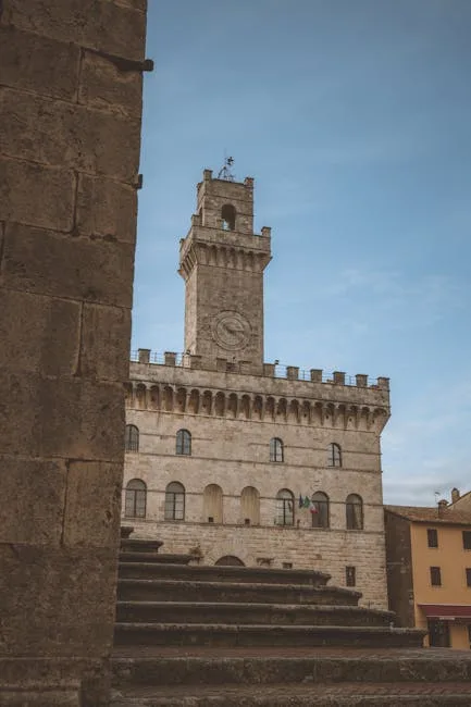 Palazzo Communale et sa tour à San Gimignano, escaliers au premier plan