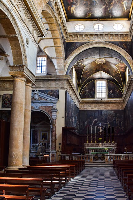 Längsaufnahme des Kirchenschiffs mit Altar in San Gimignano